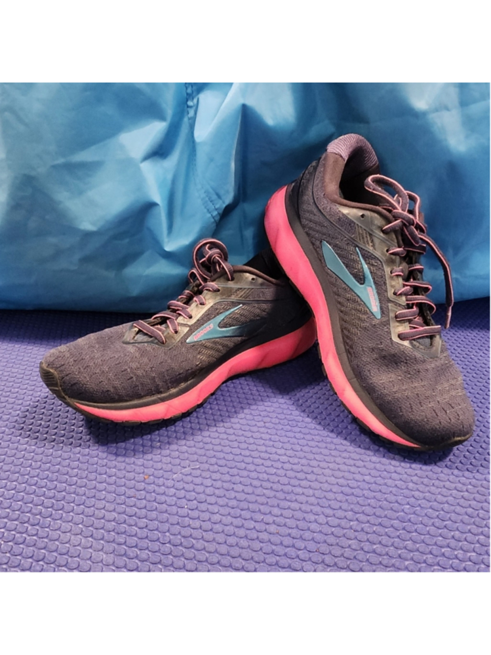 Brooks Running Sneakers Navy and Pink size 8
